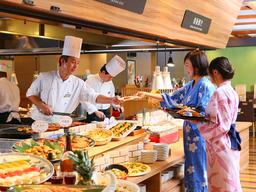 香りや音まで楽しめる“ライブキッチン”。おもてなしが伝わるバイキングの風景