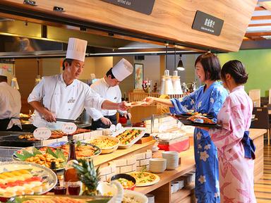 香りや音まで楽しめる“ライブキッチン”。おもてなしが伝わるバイキングの風景