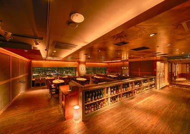 和食からビストロまで多彩な業態を運営。一つの会社にいながら、幅広いジャンルの専門知識が身に付きます。