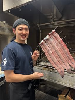 1000度の炭火で焼き上げる、外はぱりぱり、中はふわふわの絶品うなぎ。この技術をスピーディに学べます