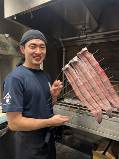 1000度の炭火で焼き上げる、外はぱりぱり、中はふわふわの絶品うなぎ。この技術をスピーディに学べます