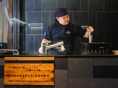 1000度の炭火で焼き上げる、外はぱりぱり、中はふわふわの絶品うなぎ。この技術を未経験から学べます