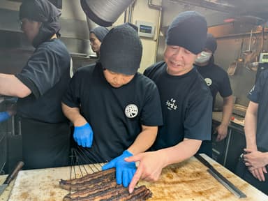 1000度の炭火で焼き上げる、外はぱりぱり、中はふわふわの絶品うなぎ。この技術を未経験から学べます