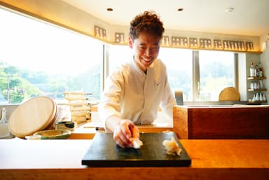 30歳の寿司職人も活躍中！まずはお気軽にエントリーを。
