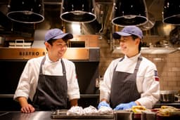 2026年8月OPENのシンガポール1号店。海外という新しい舞台で、洋食の経験を活かせます。