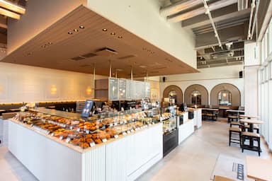 カフェ・洋食・和食など個性あふれるブランド・店舗を約90拠点展開しています。