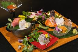 四季の地魚を彩りよく盛り付けたお造り。旬を目でも味わう一皿です。