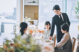 年間休日120日に加え、3年に1度の30日間休暇制度を用意。心身ともにゆとりを持って長く働けます。