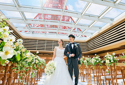 東京らしいロケーションの中で挙式・披露宴が叶うと人気の結婚式場です。