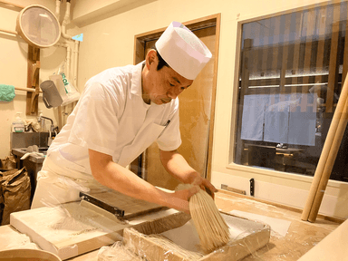 シナジーでは全店、国産の蕎麦の実を使用。全国から一番美味しい時期のものを仕入れ、店舗で製粉しています