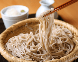 シナジーでは全店、国産の蕎麦の実を使用。全国から一番美味しい時期のものを仕入れ、店舗で製粉しています