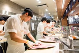 寿司経験が浅くても大丈夫。魚と寿司の技術を、基礎から少しずつ学べる環境です！