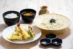 サクサクの天ぷらと小豆島産の手延べそうめんが看板メニューの人気店！