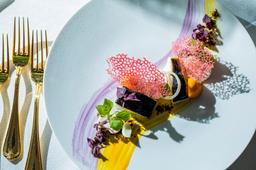 完全予約制＆フルコース中心。盛り付け・表現にもこだわれます。