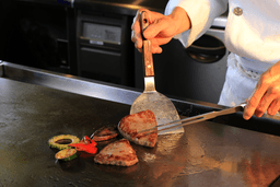 目の前で仕上げる“ライブ感”も、料理の魅力のひとつ。手仕事にこだわり、丁寧に一皿を整えます。