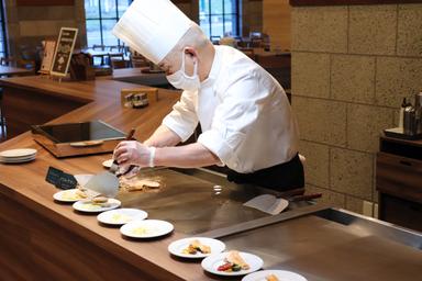 目の前で仕上げるライブ調理。温かい料理をできたてでご提供。