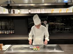 ライブ感あふれる鉄板カウンター。調理シーンもおもてなしの一部。