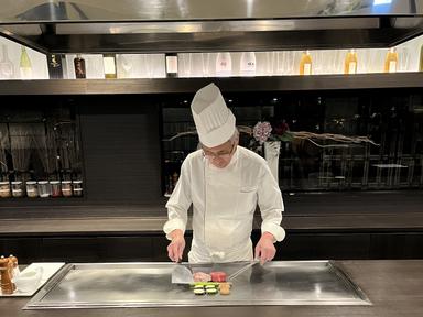 ライブ感あふれる鉄板カウンター。調理シーンもおもてなしの一部。