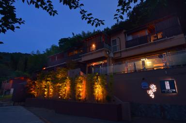 週休3日制で、接客経験を活かしながら無理なく働けるサービス職です。