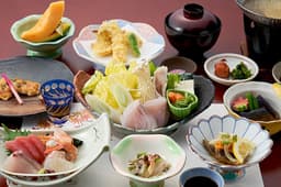 白浜の自然に囲まれたリゾートで、食を通して心地よい滞在時間を支えるポジションです。