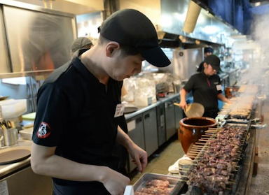 月給30万円～41.9万円。店長としてメンバーの個性を引き立てて、店を盛り上げて下さい