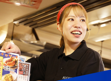 月給30万円～41.9万円。店長としてメンバーの個性を引き立てて、店を盛り上げて下さい
