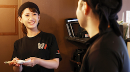 月給30万円～41.9万円。店長としてメンバーの個性を引き立てて、店を盛り上げて下さい