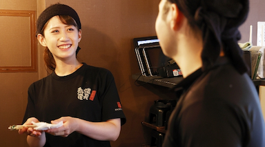月給30万円～41.9万円。店長としてメンバーの個性を引き立てて、店を盛り上げて下さい