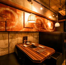 スタイリッシュな空間にこだわる当社店舗。事業拡大に向けて料理長候補をめざしませんか？