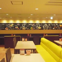 スタッフの育成や採用面接、シフト作成といったマネジメントスキルも段階的に身につく環境です。
