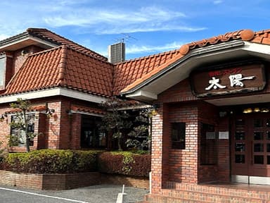 30種類以上のスパイスを用いた秘伝タレの作り方など、手間暇をかけた本格的な料理の裏側を学べる環境