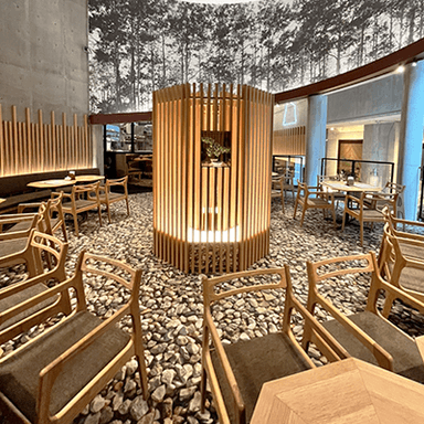 和と洋が融合した空間。木の温もりに包まれる店内でほっとひと息。