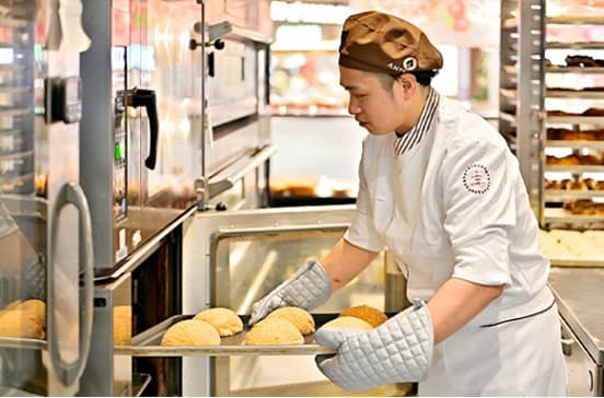 パンが好き、ものづくりが好き。その気持ちを仕事にできるベーカリー製造スタッフ募集！未経験からパンづくりを学べる環境◎月9日休・賞与年2回で安心して続けられます。