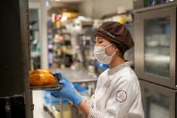 ブーランジェ・パティシエ経験を活かして、店長候補として次のステップへ進めます。