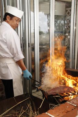 迫力満点のかつお藁焼き実演。土佐流ならではのおもてなし演出。