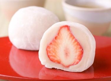 旬のいちごを包み込んだ大福。素材を活かした人気の和菓子です。