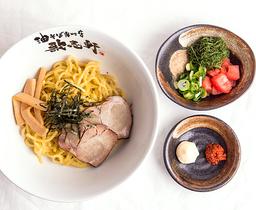 自由なトッピングで自分好みに。これが“油そば”の楽しさ！