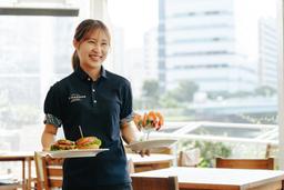 倉庫をリノベーションした開放的な店内。高い天井と運河沿いのロケーションが、非日常を演出します。