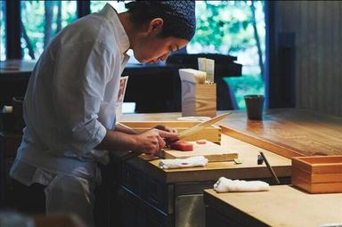 昼と夜でまったく違う表情を見せる店内。光と影が生み出す“時間の演出”も雷庵の魅力です。