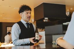 クラフトビールやナチュラルワイン、日本酒の知識も自然と身につく学び多き現場です。