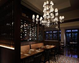 高さ4mのワインセラーが象徴的なダイニング空間。ワインの学びにも最適な環境です。