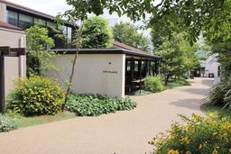 代官山の緑に囲まれた一軒家レストラン。カフェ・バー・ダイニングと違う表情を見せる、癒しの空間です。