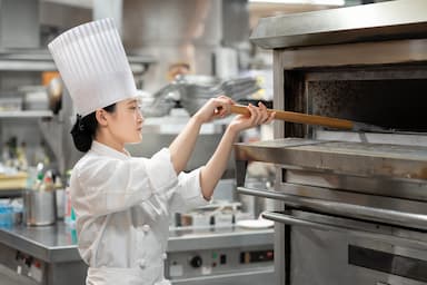 ホテル内のフレンチから和洋折衷までのさまざまな宴会調理部門で調理スタッフを募集します。