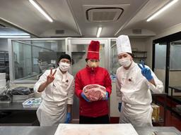  包丁の握り方からでも大丈夫。先輩たちのサポートで、少しずつできることが増えていきます。