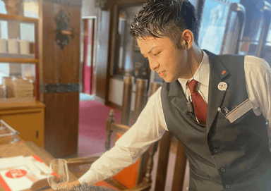 一皿一皿に、想いを込めて。ハレの日を支えるサービスだからこそお客様との会話や表情も大切にしています。