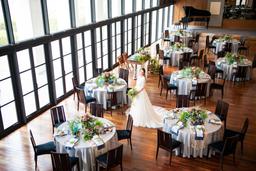 開放感のある空間で、ゆったりと食事を楽しめるフレンチレストラン「mitte」