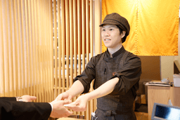 丁寧な接客を通して、お店の印象をつくっていきます。