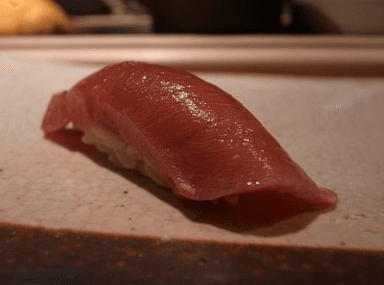 世界中の食通が訪れる、西麻布のカウンター7席。 一貫一貫に、技術と覚悟が詰まった仕事を学べます。