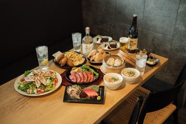 虎ノ門横丁の注目店で、自家蒸留ジンに合わせた島料理や多彩なジャンルの調理スキルが磨けます。