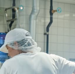 チーズづくりに興味がある方歓迎。基礎から一つひとつ学べる環境です。